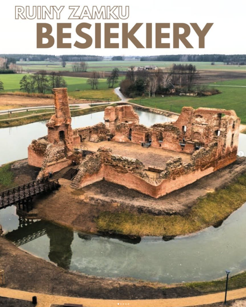 Zdjęcie zamku w Besiekierach z lotu ptaka