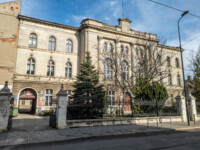 Budynek szkoły na ulicy Pomorskiej 16, elewacja frontowa