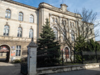 IV Liceum Ogólnokształcące w Łodzi przy ulicy Pomorskiej 16, widok z ulicy