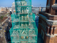 Wieża kościoła z rusztowaniem