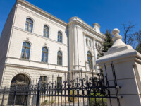 Łódź, ulica Pomorska 16, szkoła, IV Liceum Ogólnokształcące im. Emilii Sczanieckiej